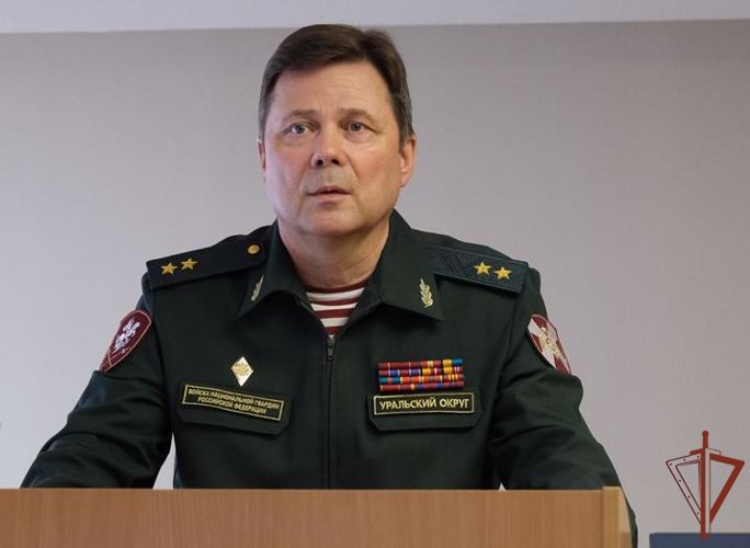 Врио командующего Уральским округом Росгвардии вручил госнаграды участникам спецоперации