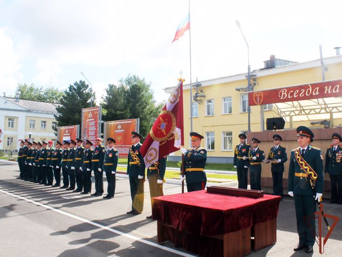 В северском соединении Росгвардии прошла церемония крепления полотнища Боевого знамени к древку