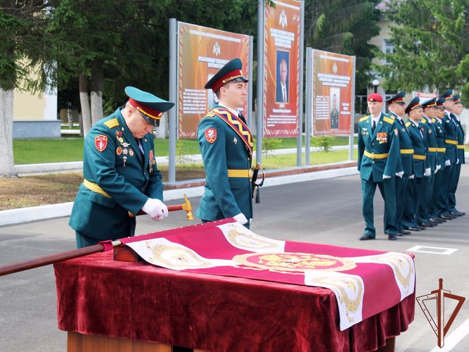 В северском соединении Росгвардии прошла церемония крепления полотнища Боевого знамени к древку