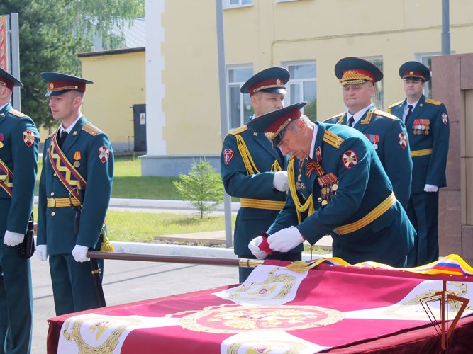 В северском соединении Росгвардии прошла церемония крепления полотнища Боевого знамени к древку