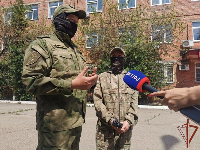 Кинологи Сибирского округа Росгвардии вместе с четвероногими сослуживцами встретились с журналистами 