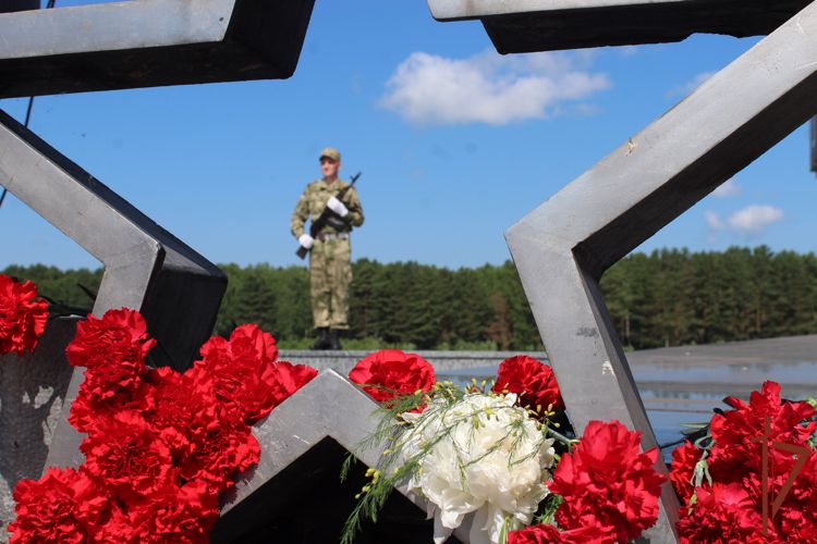 В День памяти и скорби военнослужащие и сотрудники Росгвардии возложили цветы к мемориалам воинам-сибирякам 