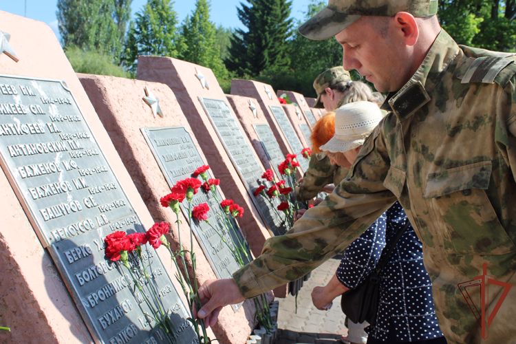 В День памяти и скорби военнослужащие и сотрудники Росгвардии возложили цветы к мемориалам воинам-сибирякам 