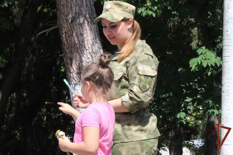Военнослужащие и сотрудники Северо-Кавказского округа Росгвардии поздравили детей с праздником