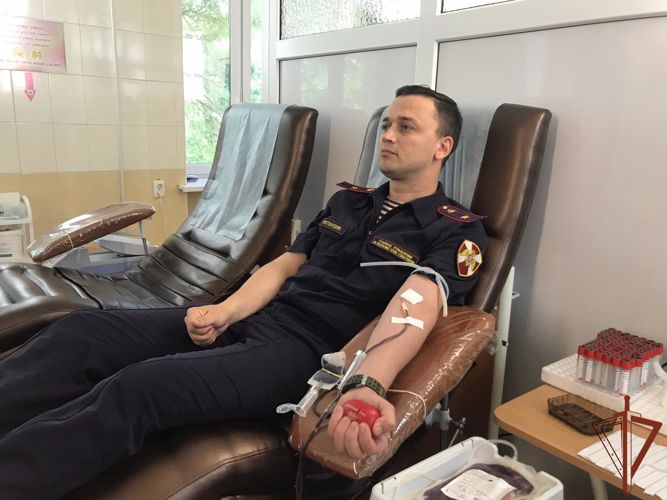 В Крыму росгвардейцы сдали кровь во всемирный день донора крови