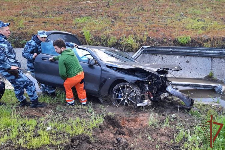Бойцы ОМОН оказали медпомощь пострадавшим в ДТП в Санкт-Петербурге