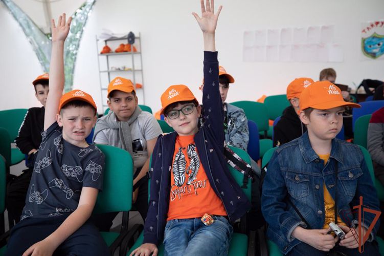 Уроки по антитеррористической безопасности проводят росгвардейцы на Поклонной горе в Москве