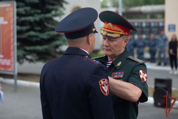 Командующий Приволжским округом Росгвардии вручил государственные награды участникам спецоперации