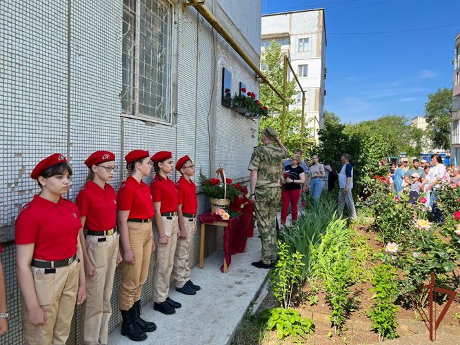Погибшему росгвардейцу открыли памятную доску в Крыму