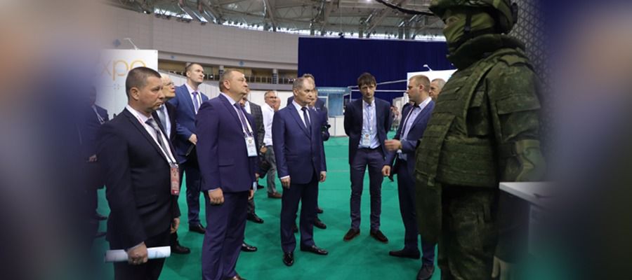 Заместитель директора Росгвардии генерал-полковник Алексей Беззубиков посетил международную выставку в Республике Беларусь 