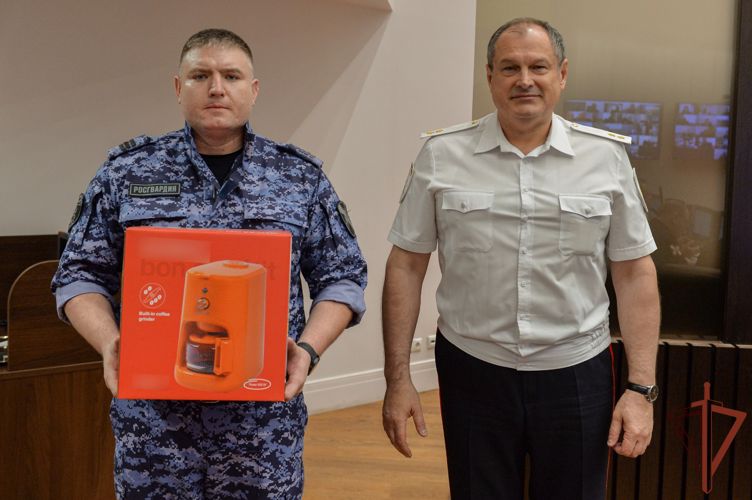 Начальник столичного главка Росгвардии наградил сотрудника вневедомственной охраны, который пришел на помощь семейной паре