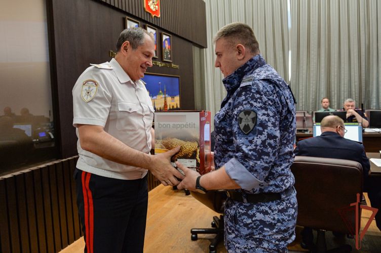 Начальник столичного главка Росгвардии наградил сотрудника вневедомственной охраны, который пришел на помощь семейной паре