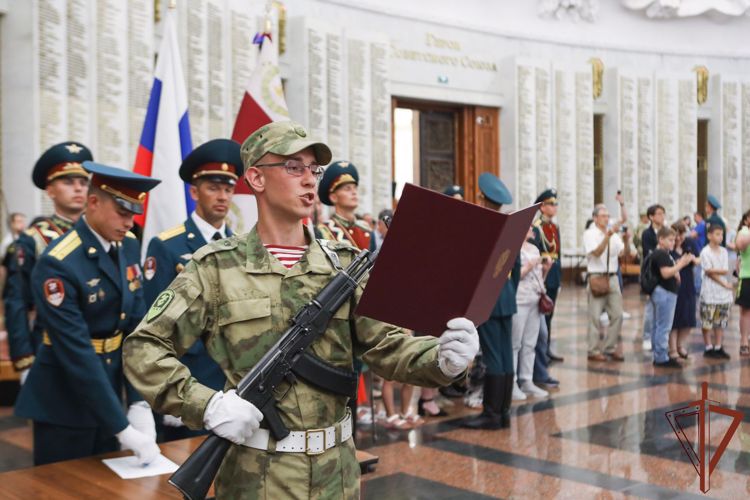 Новобранцы парадного полка дивизии имени Дзержинского Росгвардии приняли Военную присягу 