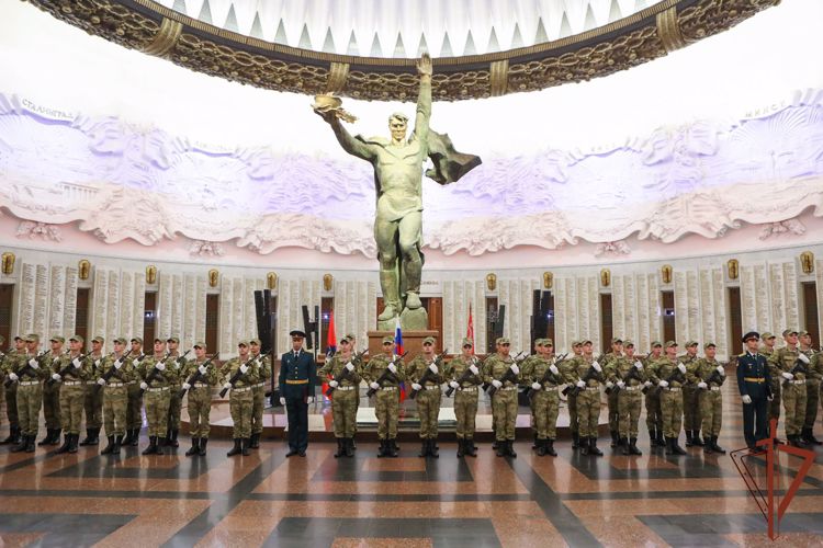 Новобранцы парадного полка дивизии имени Дзержинского Росгвардии приняли Военную присягу 