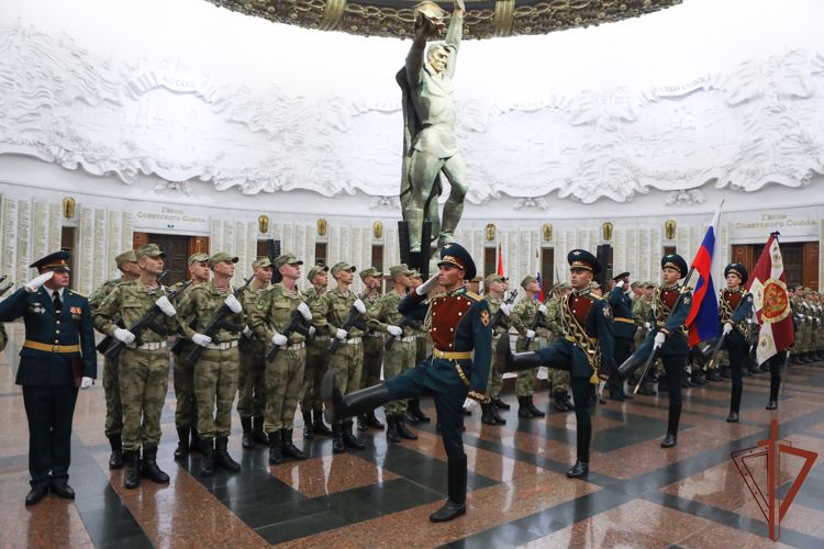 Новобранцы парадного полка дивизии имени Дзержинского Росгвардии приняли Военную присягу 