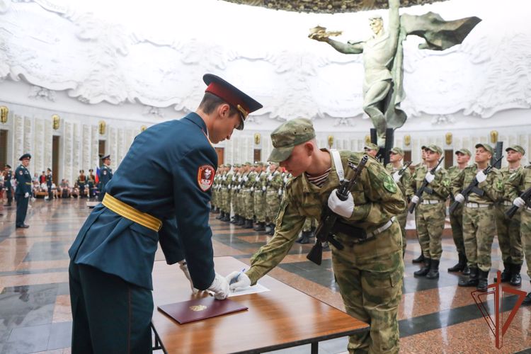 Новобранцы парадного полка дивизии имени Дзержинского Росгвардии приняли Военную присягу 