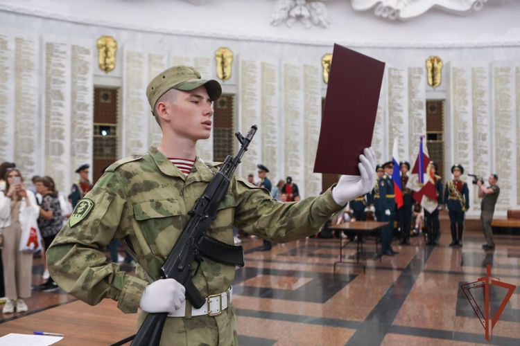 Новобранцы парадного полка дивизии имени Дзержинского Росгвардии приняли Военную присягу 