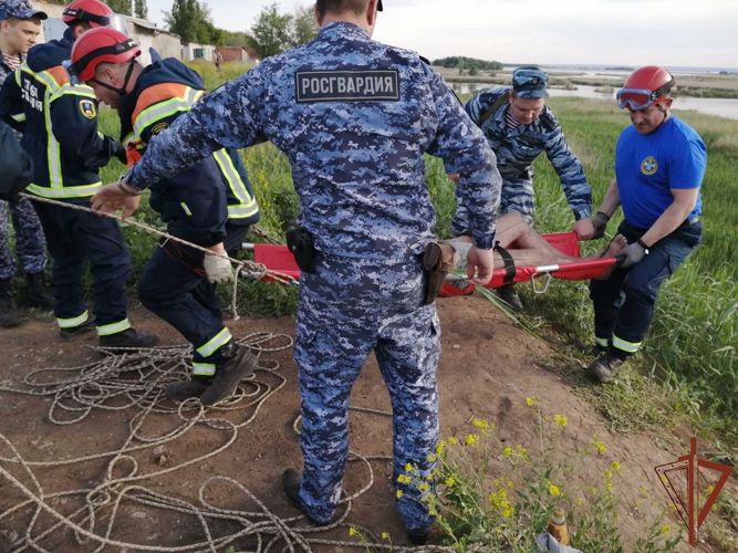 Наряд Росгвардии помог спасти в Саратовской области упавшего в овраг мужчину