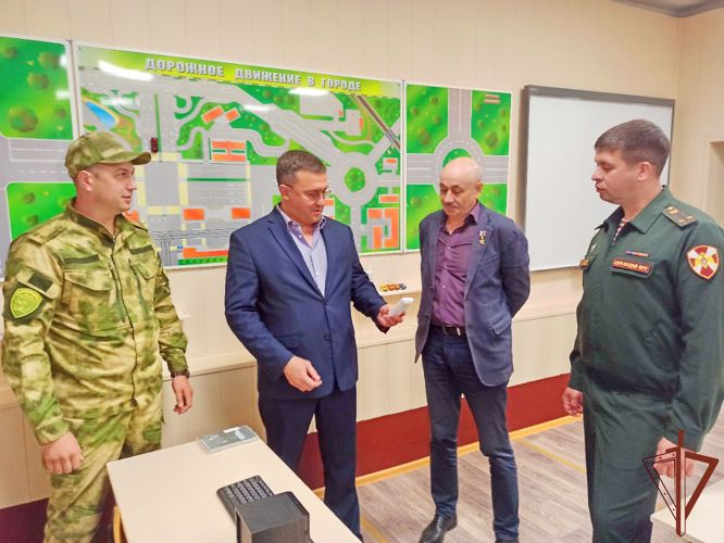 Ветераны провели патриотический концерт для росгвардейцев в Ленинградской области