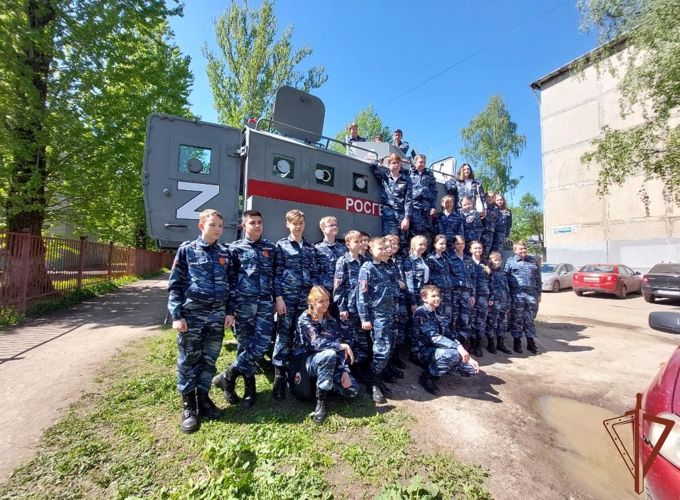 Росгвардейцы Центрального округа поздравили юных россиян с Международным днем защиты детей