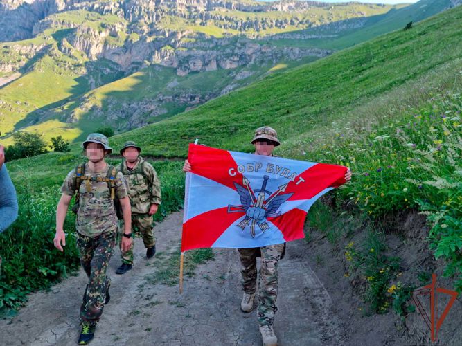 Российский триколор и флаг ведомства водрузили спецназовцы Росгвардии на гору Северного Кавказа