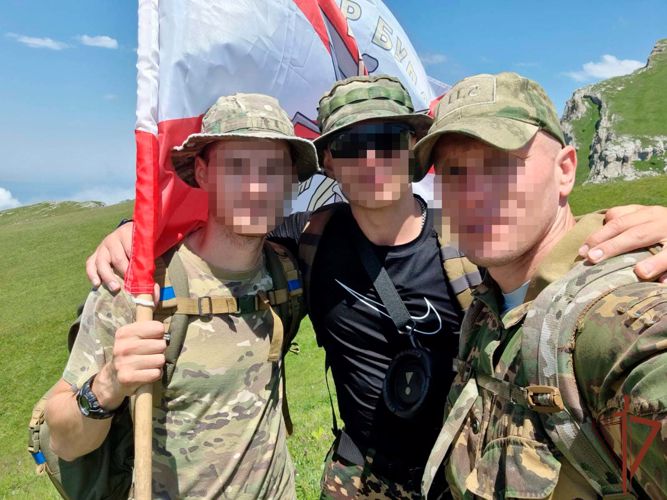 Российский триколор и флаг ведомства водрузили спецназовцы Росгвардии на гору Северного Кавказа
