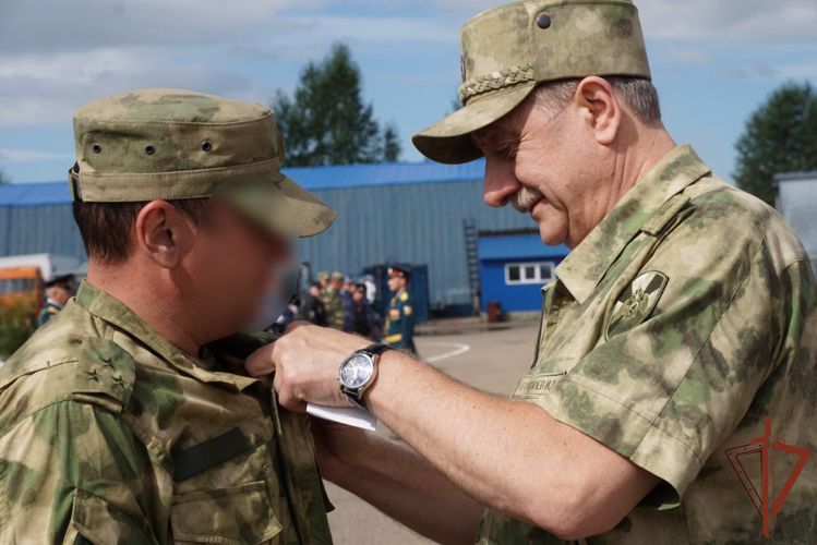 Командующий Восточным округом Росгвардии в Чите наградил участников спецоперации