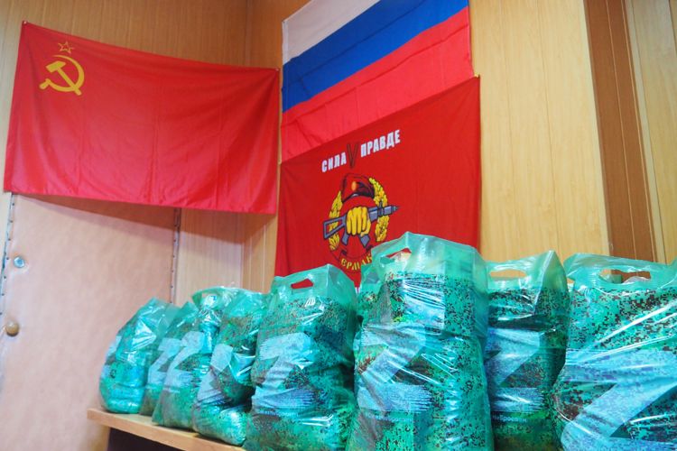Росгвардейцы доставили и раздали гуманитарную помощь жителям ЛНР (ВИДЕО)