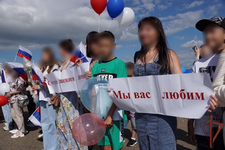 Командующий Восточным округом Росгвардии в Чите наградил участников спецоперации