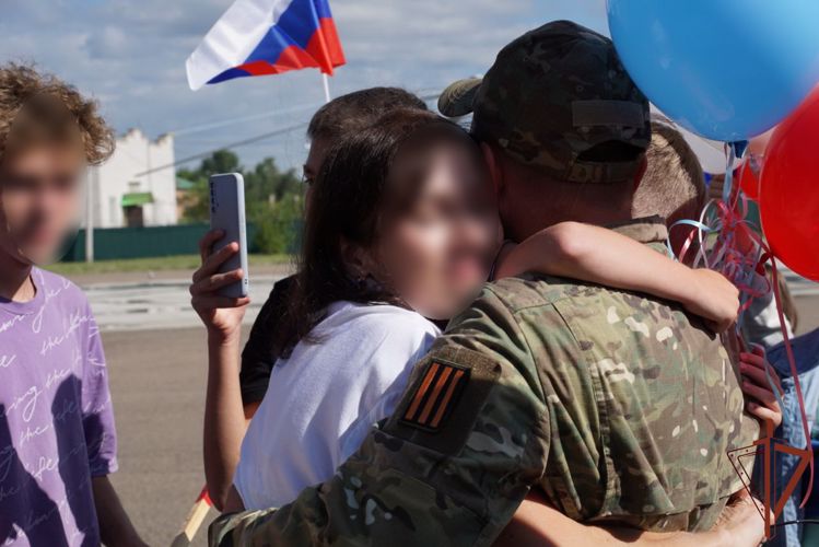 Командующий Восточным округом Росгвардии в Чите наградил участников спецоперации