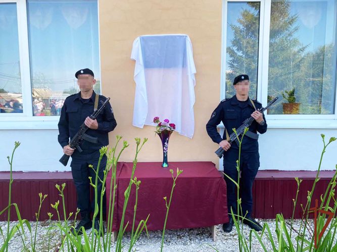 В Мордовии состоялось открытие мемориальной доски росгвардейцу, героически погибшему в ходе специальной военной операции.