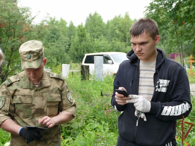 Росгвардейцы благоустроили могилы ветеранов ВОВ в Томске