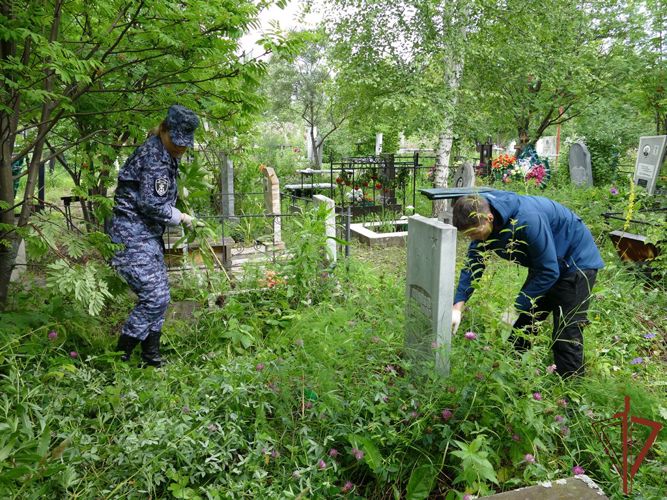 Росгвардейцы благоустроили могилы ветеранов ВОВ в Томске