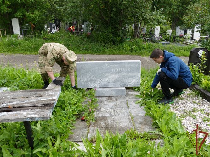 Росгвардейцы благоустроили могилы ветеранов ВОВ в Томске