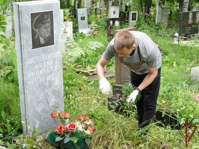 Росгвардейцы благоустроили могилы ветеранов ВОВ в Томске