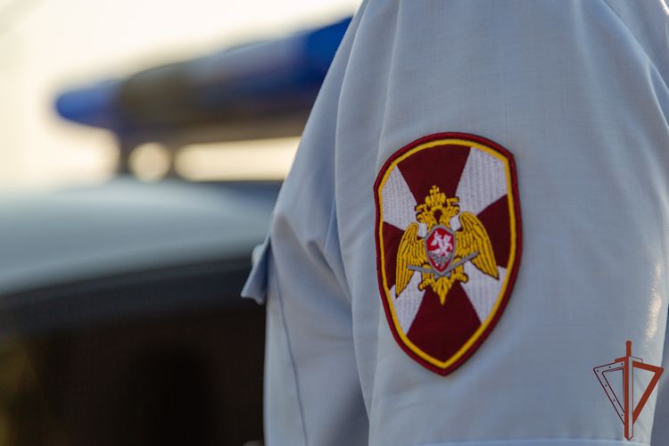 Наряд Росгвардии задержал калининградца, угрожавшего оружием женщине