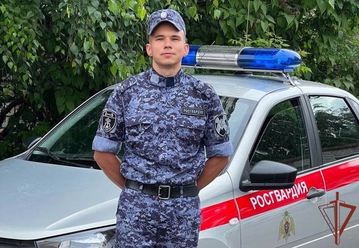 Росгвардеец оказал помощь повредившей ногу пожилой уфимке
