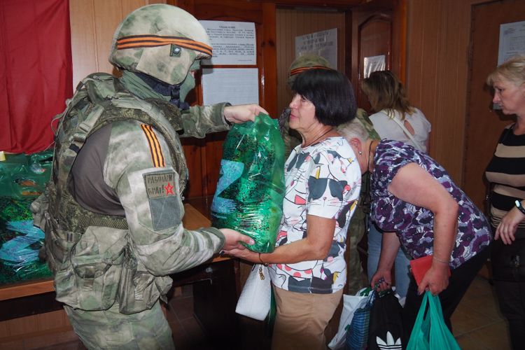 Росгвардейцы доставили и раздали гуманитарную помощь жителям ЛНР (ВИДЕО)