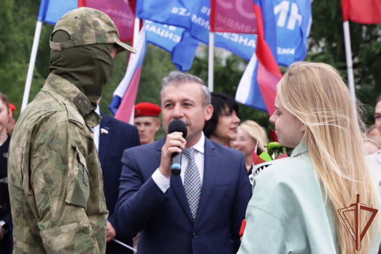 Росгвардеец из Архангельска попросил руки своей возлюбленной во время торжественной встречи на перроне (ВИДЕО)