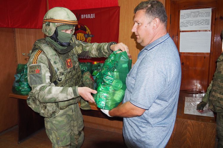 Росгвардейцы доставили и раздали гуманитарную помощь жителям ЛНР (ВИДЕО)