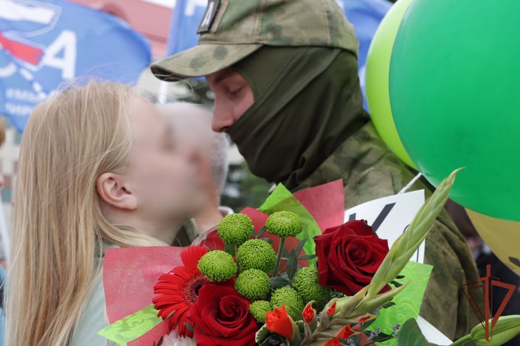 Росгвардеец из Архангельска попросил руки своей возлюбленной во время торжественной встречи на перроне (ВИДЕО)
