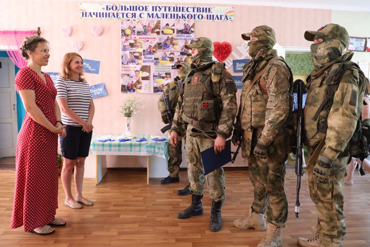 В Луганской Народной Республике в День любви, семьи и верности росгвардейцы провели гуманитарную акцию
