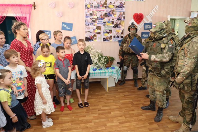 В Луганской Народной Республике в День любви, семьи и верности росгвардейцы провели гуманитарную акцию