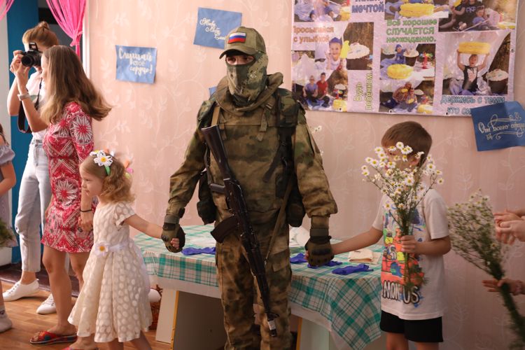 В Луганской Народной Республике в День любви, семьи и верности росгвардейцы провели гуманитарную акцию