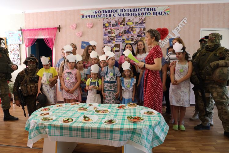 В Луганской Народной Республике в День любви, семьи и верности росгвардейцы провели гуманитарную акцию