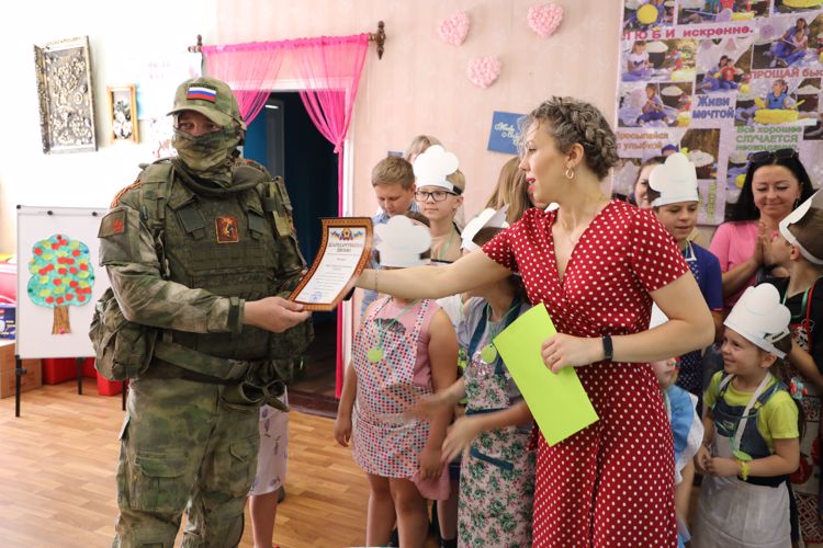 В Луганской Народной Республике в День любви, семьи и верности росгвардейцы провели гуманитарную акцию