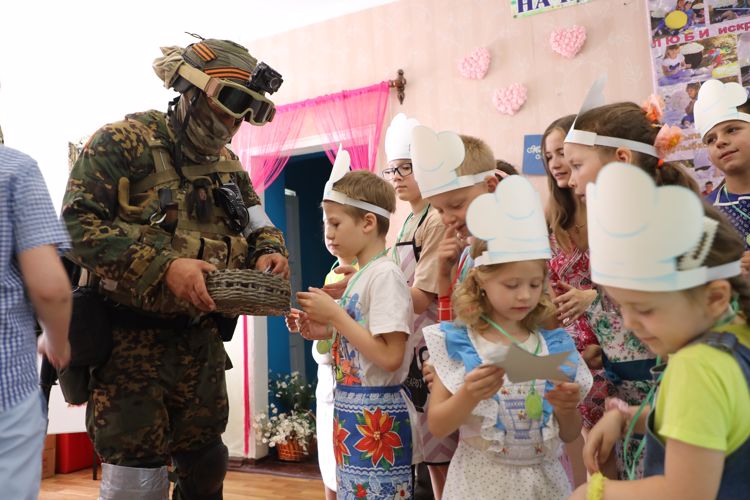 В Луганской Народной Республике в День любви, семьи и верности росгвардейцы провели гуманитарную акцию