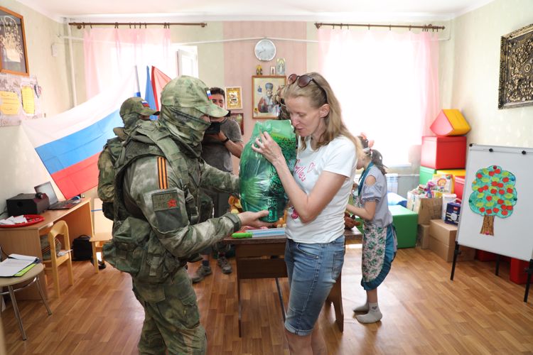 В Луганской Народной Республике в День любви, семьи и верности росгвардейцы провели гуманитарную акцию