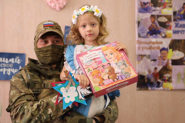 В Луганской Народной Республике в День любви, семьи и верности росгвардейцы провели гуманитарную акцию