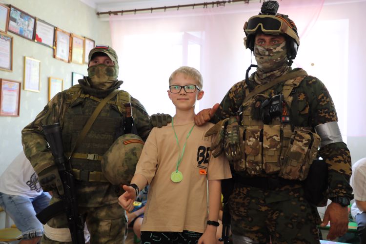 В Луганской Народной Республике в День любви, семьи и верности росгвардейцы провели гуманитарную акцию